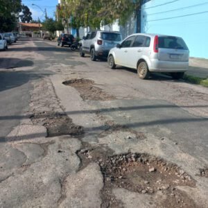 Buracos dificultam trânsito em rua da Vila São José em Valinhos