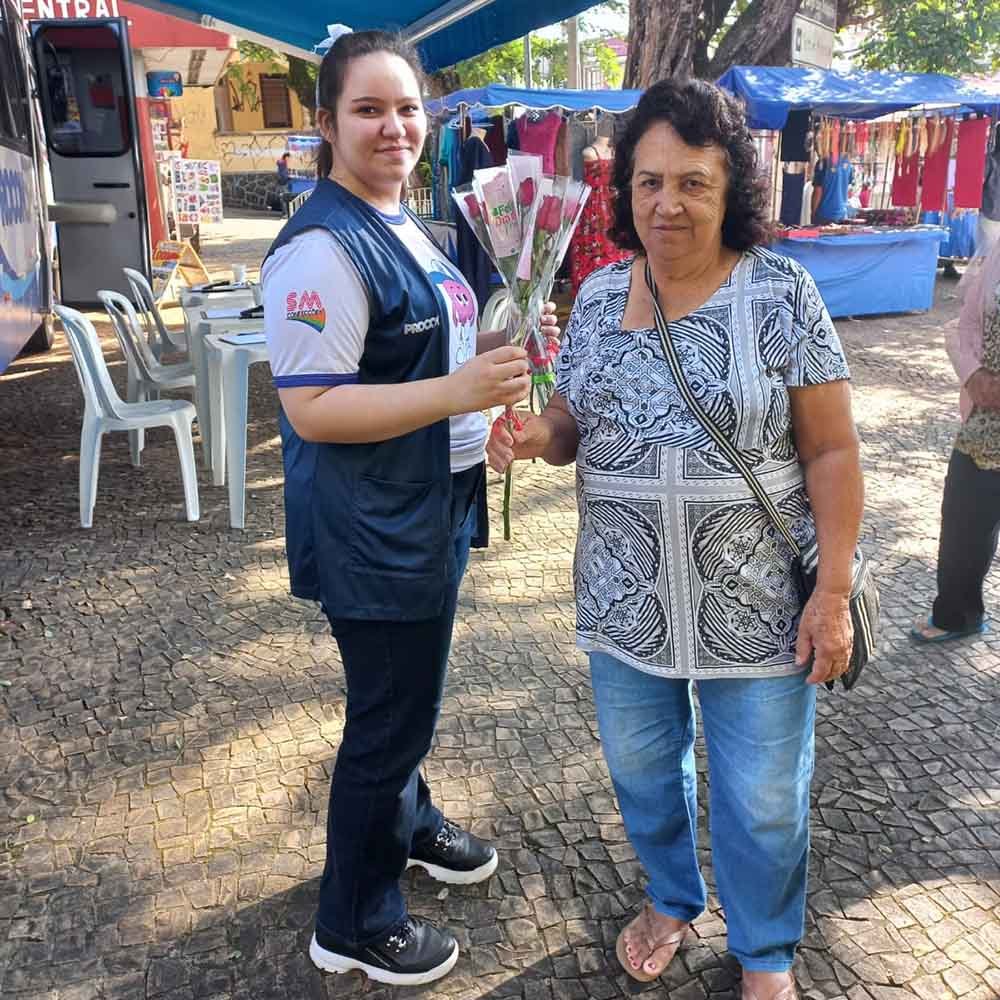 Procon de Valinhos entrega rosas em homenagem ao Dia das Mães