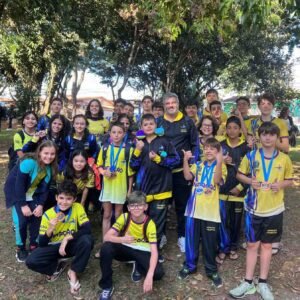 Equipe de natação valinhense ganha 15 medalhas em competição