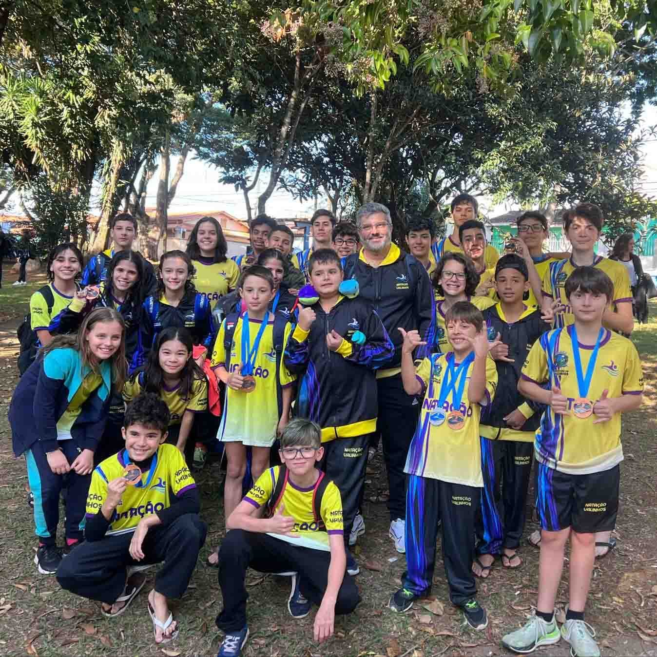 Equipe de natação valinhense ganha 15 medalhas em competição