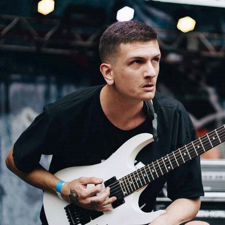 Valinhense Vinícius é professor de artes da rede estadual e guitarrista