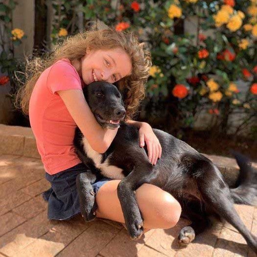 Cadelinha Melitta é brincalhona e companheira de Nara