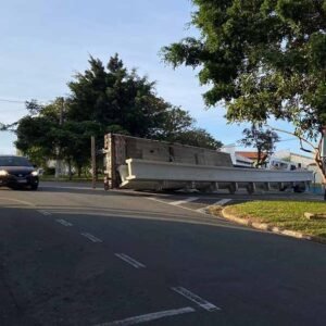 Carreta com vigas de concreto tomba na Av. Joaquim Alves Corrêa em Valinhos