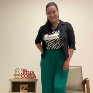 Psicóloga há 13 anos, Julia atua com acupuntura e hipnoterapia em Valinhos