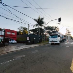 Semáforo é implantado na frente da delegacia de polícia em Valinhos