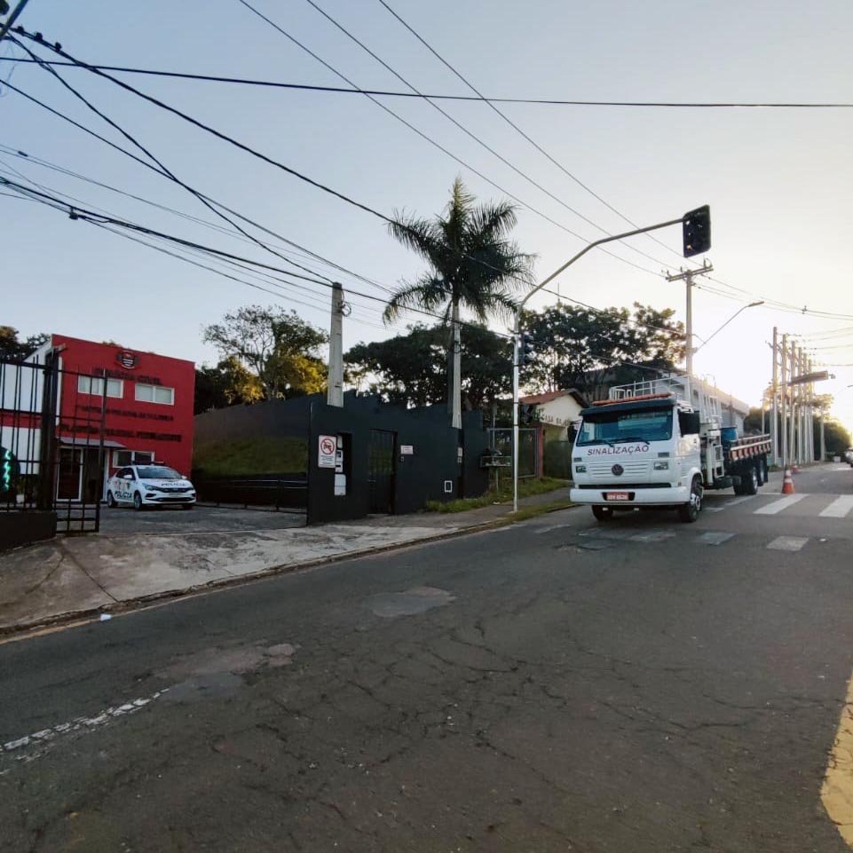 Semáforo é implantado na frente da delegacia de polícia em Valinhos