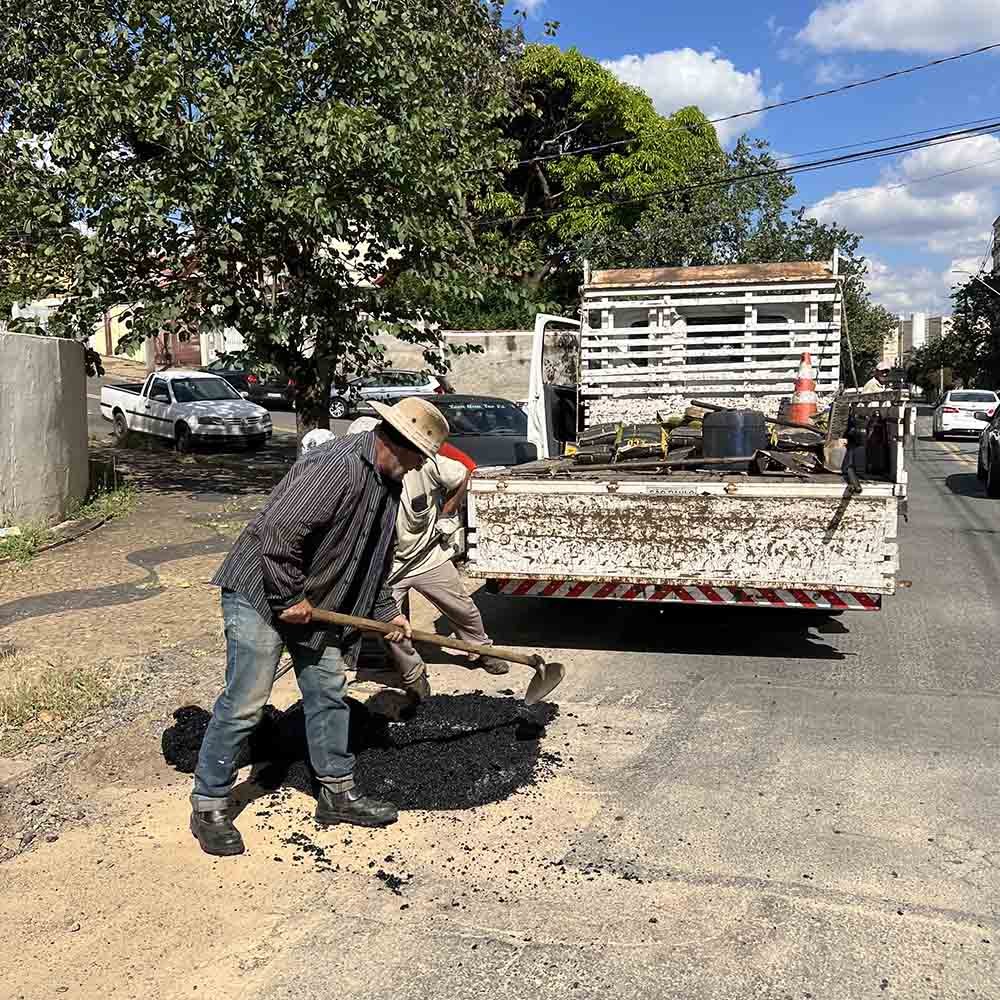Prefeitura tapa buracos na região do Shopping Valinhos