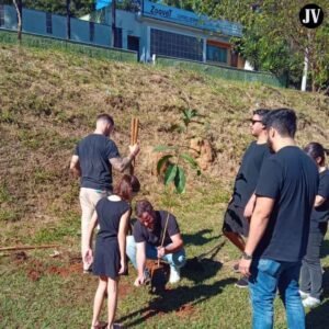 Grupo de voluntários planta 50 mudas de árvores no CLT em Valinhos