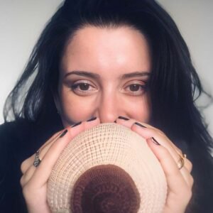 Valinhense Fernanda doa seu tempo para orientar mães sobre amamentação