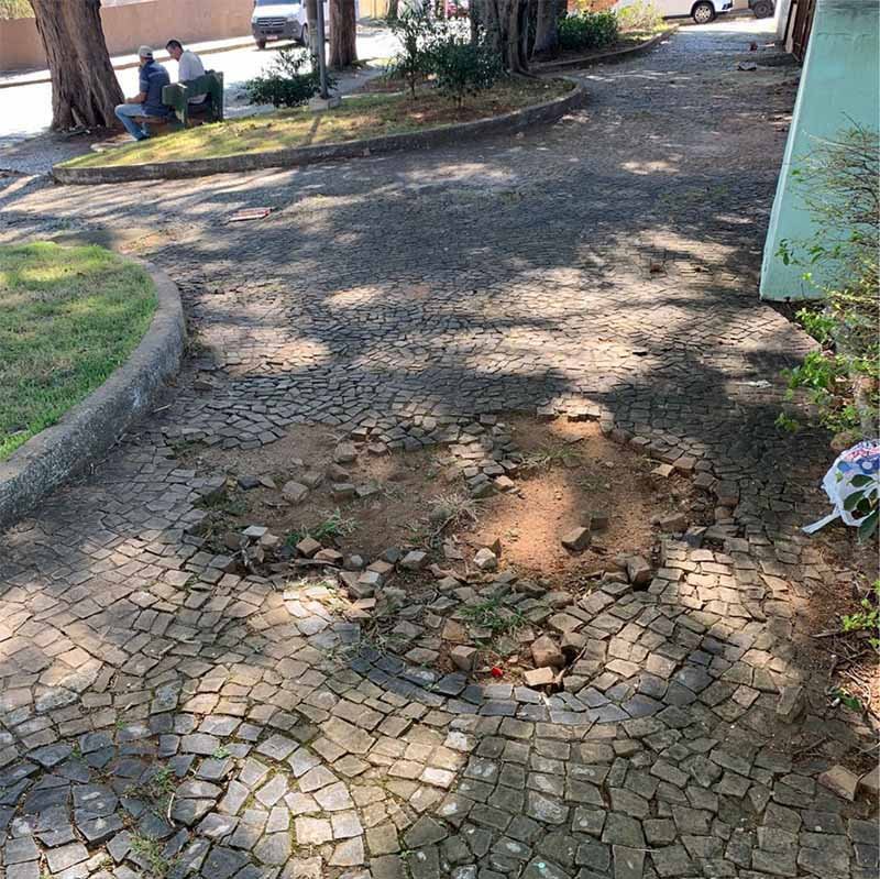 Praça no bairro Vila Clayton em Valinhos tem buracos e pedras soltas