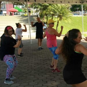 Aula de fitdance é destaque na "Feira Arte na Praça" em Valinhos