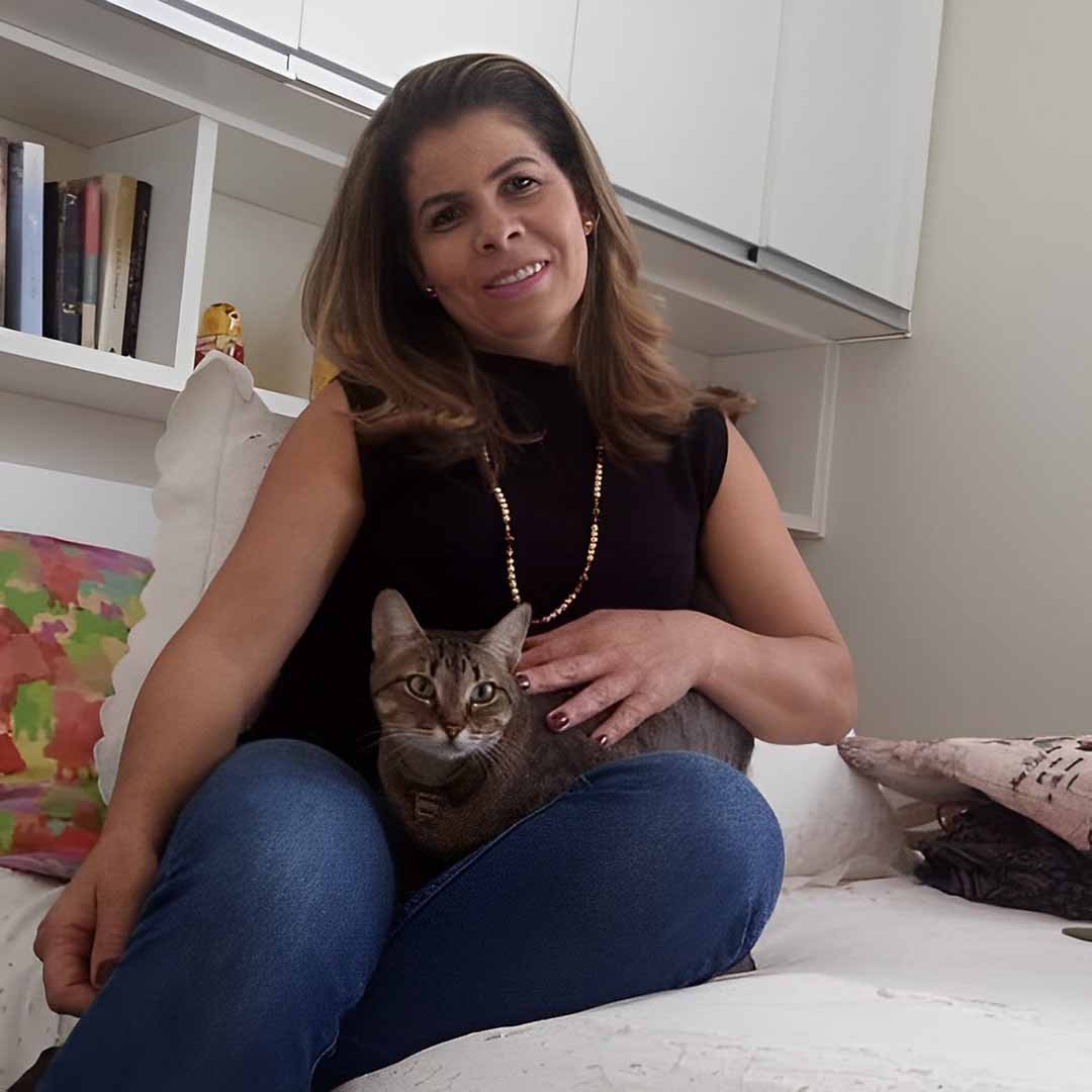 Gatinha tigrada Athena foi adotada em 2016 por Patrícia