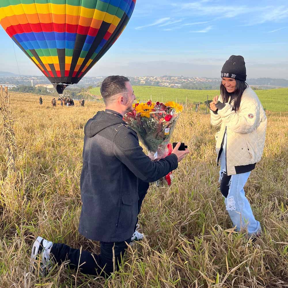 Durante passeio de balão, valinhense surpreende com pedido de namoro