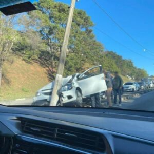 Carro bate em poste na rodovia Valinhos-Campinas