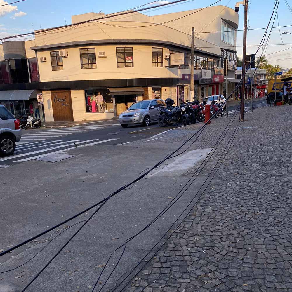 Caminhão derruba vários cabos de telefonia no Centro de Valinhos