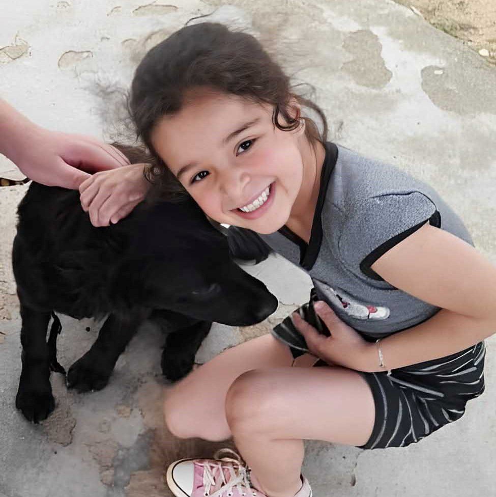 Cadela Bruna é companheira há 7 anos da pequena Amanda