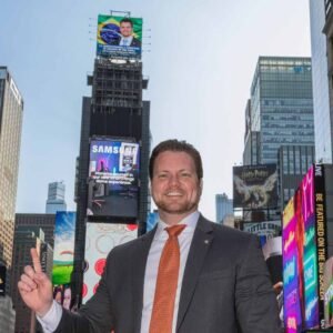 Valinhense é destaque mundial e tem foto na Times Square em Nova York
