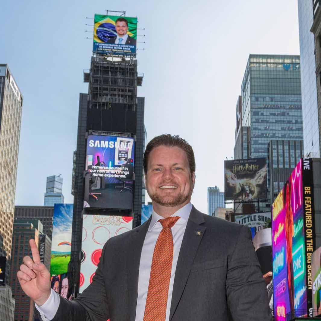 Valinhense é destaque mundial e tem foto na Times Square em Nova York