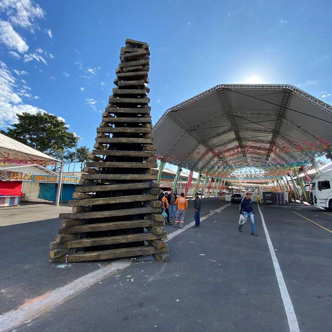Fogueira cenográfica de 10m é montada para a Festa Julina de Valinhos