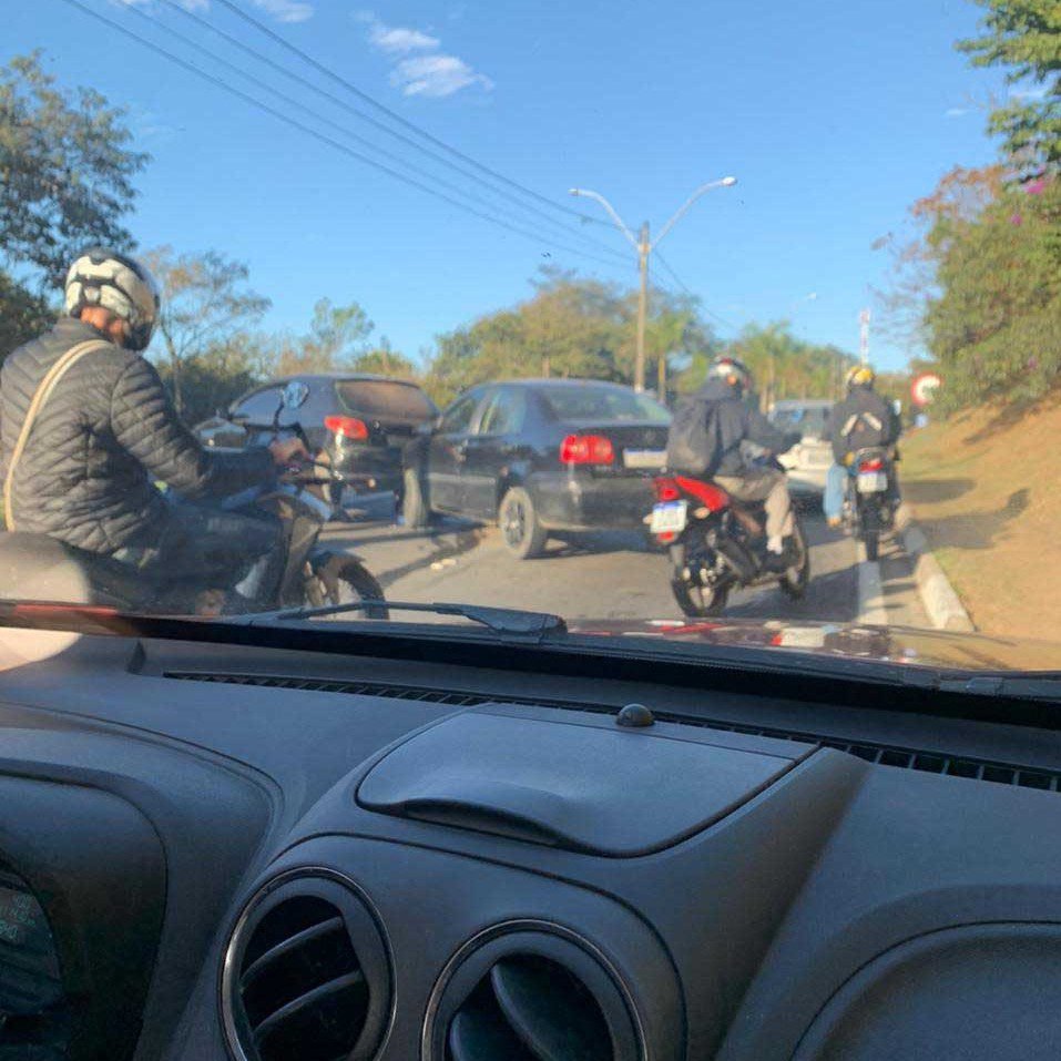 Rod. Guilherme Mamprim em Valinhos tem acidente entre 3 veículos nesta 4ª