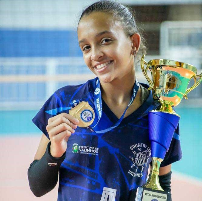 Valinhense Ana Ferreira atua na equipe sub-17 de vôlei como líbero