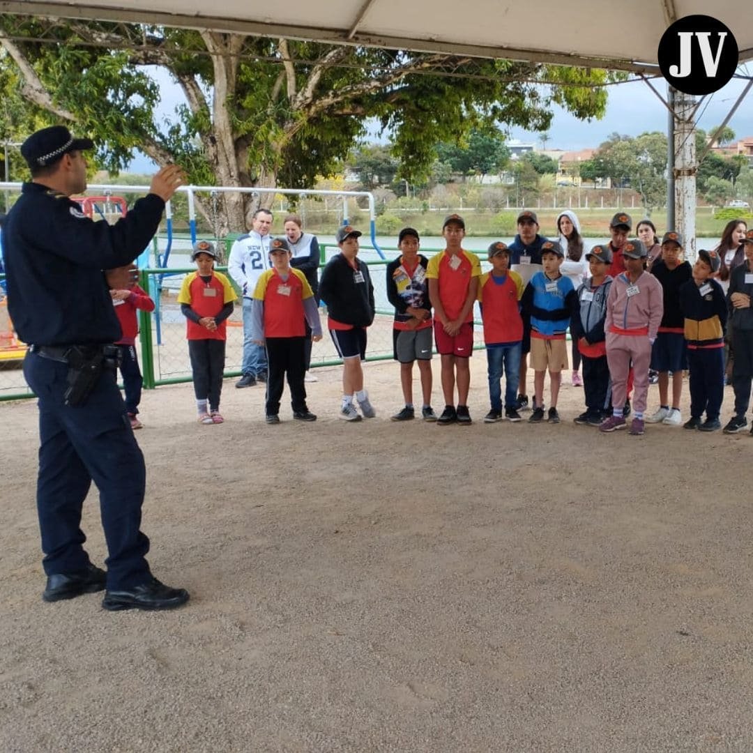 GCM de Valinhos orienta futuros bombeiros mirins sobre soltura de pipas