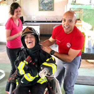 Alunos da APAE de Valinhos vivenciam como é ser um bombeiro de verdade