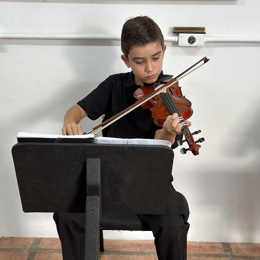 Crianças de Valinhos aprendem a tocar violino em projeto inédito