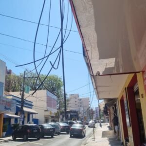 Cabos de telefonia são deixados pendurados no centro de Valinhos
