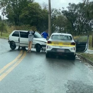 Carros colidem atrás da TV Século 21 em Valinhos
