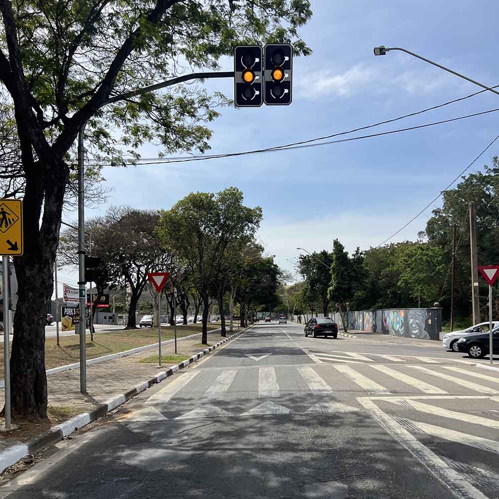 Sinalização em cruzamento na Avenida Paulista em Valinhos causa confusão