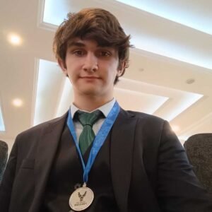 Valinhense Lucas garante 2º lugar na Copa do Mundo de Física no Paquistão