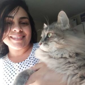 Gatinha foi adotada após ter mãe e irmãos felinos envenenados