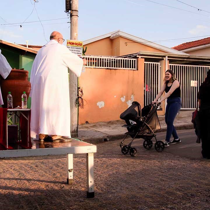 Mãe leva bebê em carrinho para bênção de veículos em Valinhos
