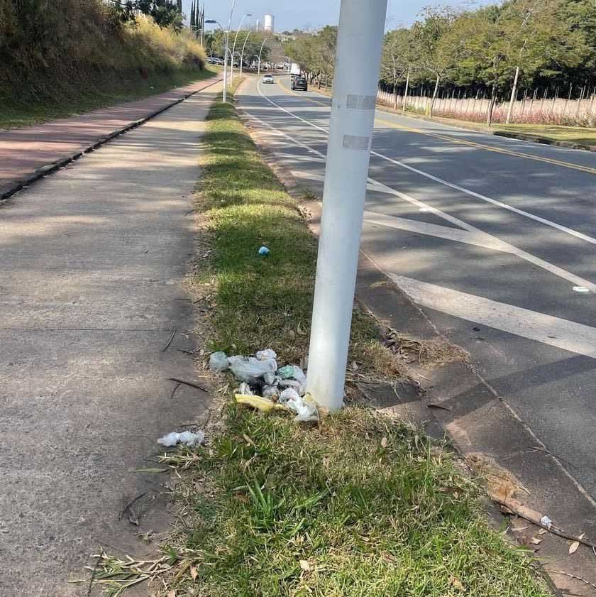 Sacolinhas com fezes de animais costumam ser jogadas às margens da Rod. Porto Seguro em Valinhos