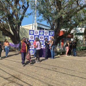 Pessoas são orientados no centro de Valinhos a denunciar violência contra a mulher