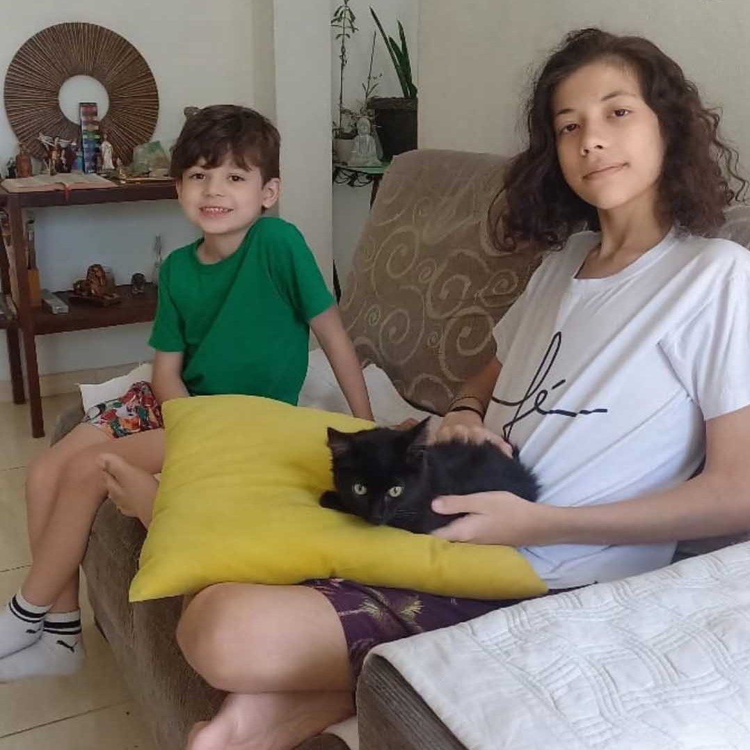 Gatinho Lord Sayfon ajuda pequeno valinhense Pedro no tratamento da doença de Crohn