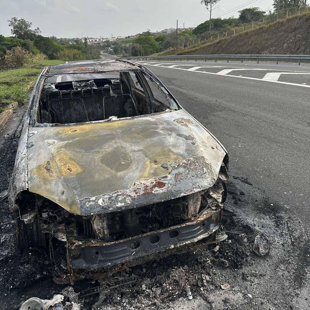 Carro pega fogo na Rodovia dos Agricultores em Valinhos