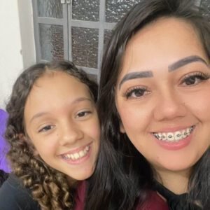Valinhense Lara, de 11 anos, procura policiais que a salvaram da morte quando era bebê