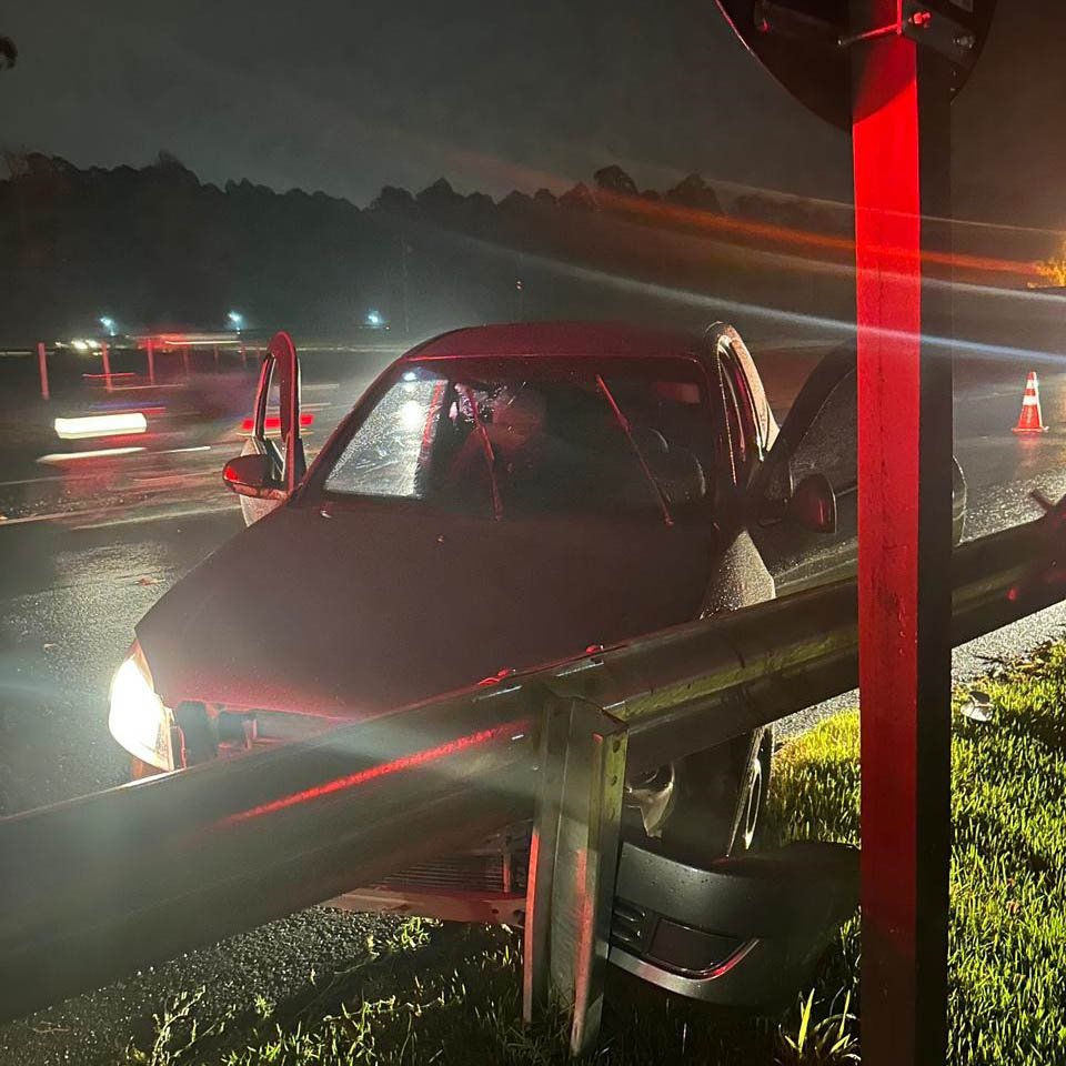 Carro bate em guard rail na Rod. dos Agricultores em Valinhos e deixa 1 ferido