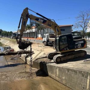 Iniciada obra de desassoreamento do Córrego Invernada em Valinhos