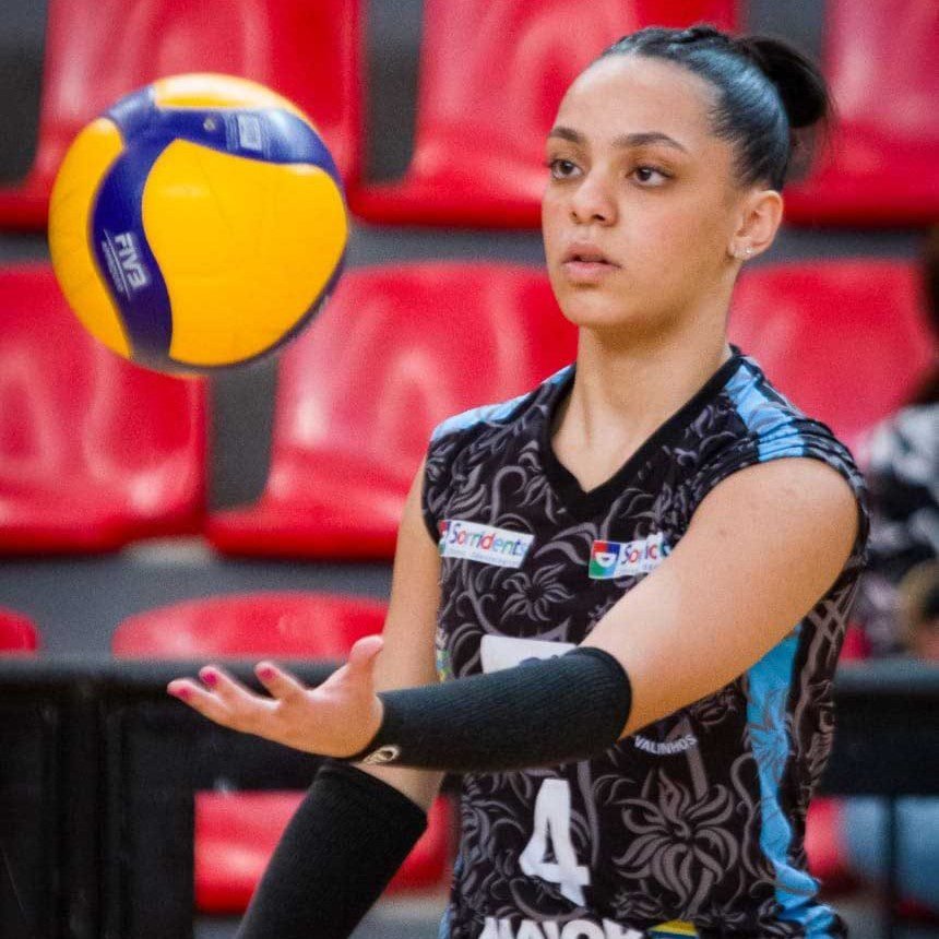 Isabela joga vôlei desde os 6 anos e é ponteira da seleção valinhense