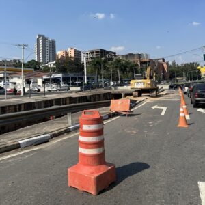 Obra de desassoreamento no Córrego Invernada em Valinhos é intensificada