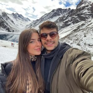 Lucas viu Larissa em vídeo de Vinícius, entrou em contato com ela e hoje estão namorando
