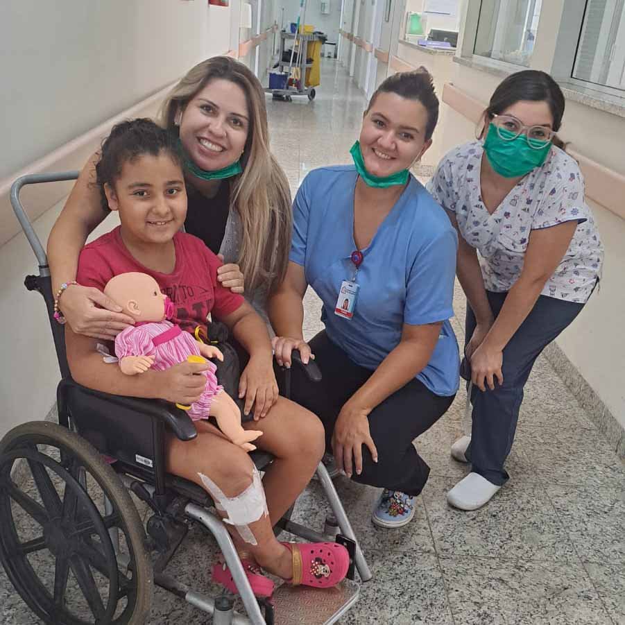 Criança valinhense de 9 anos está há 33 dias internada na Sta, Casa com suspeita de tumor óssea
