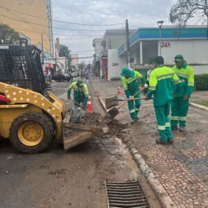Limpeza de ruas que ficaram alagadas em Valinhos é iniciada pela prefeitura