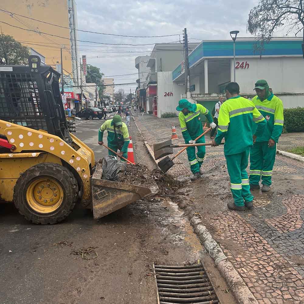 Limpeza de ruas que ficaram alagadas em Valinhos é iniciada pela prefeitura