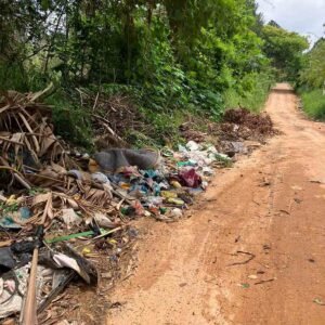 Rua no bairro Dois Córregos vira ponto de descarte irregular de lixo e entulho em Valinhos