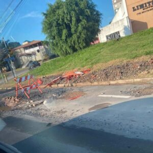 Paralelepípedos soltos na Rod. dos Andradas causam transtornos em Valinhos