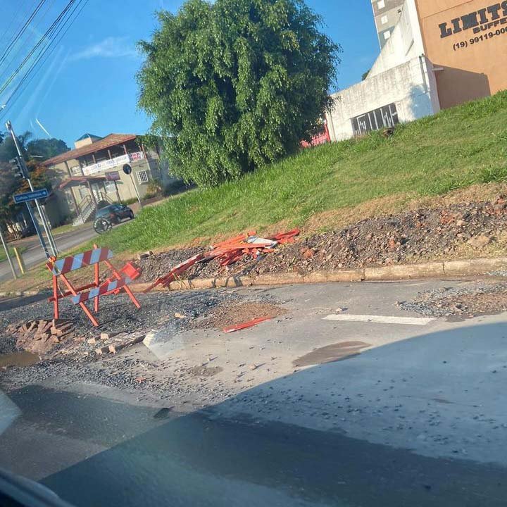 Paralelepípedos soltos na Rod. dos Andradas causam transtornos em Valinhos